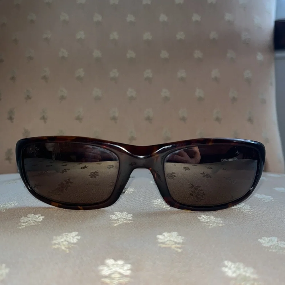 Maui Jim stingray sunglasses in very good condition. - Picture 2 of 10